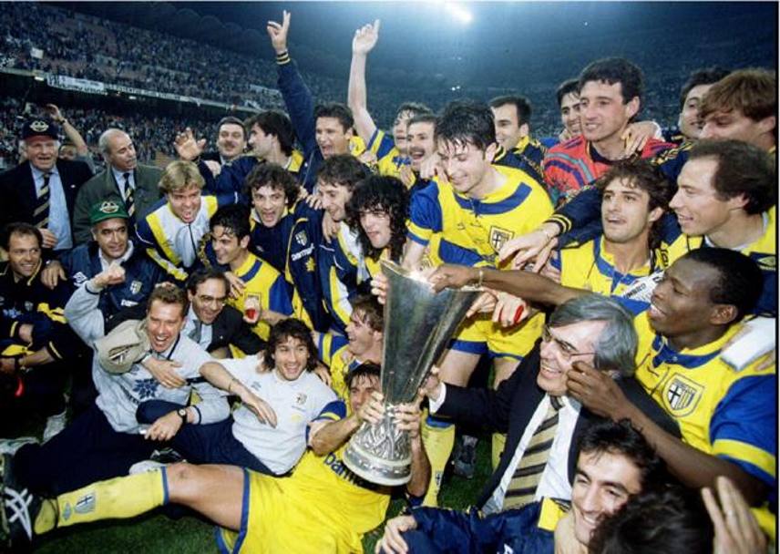 Minotti e compagni festeggiano con la Coppa Uefa 1994-95: il Parma degli anni d&#39;oro vince sulla Juve, rivale storica di quel periodo. Reuters